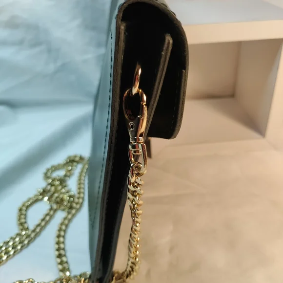 Forest green handbag with gold chain strap - Picture 3 of 7